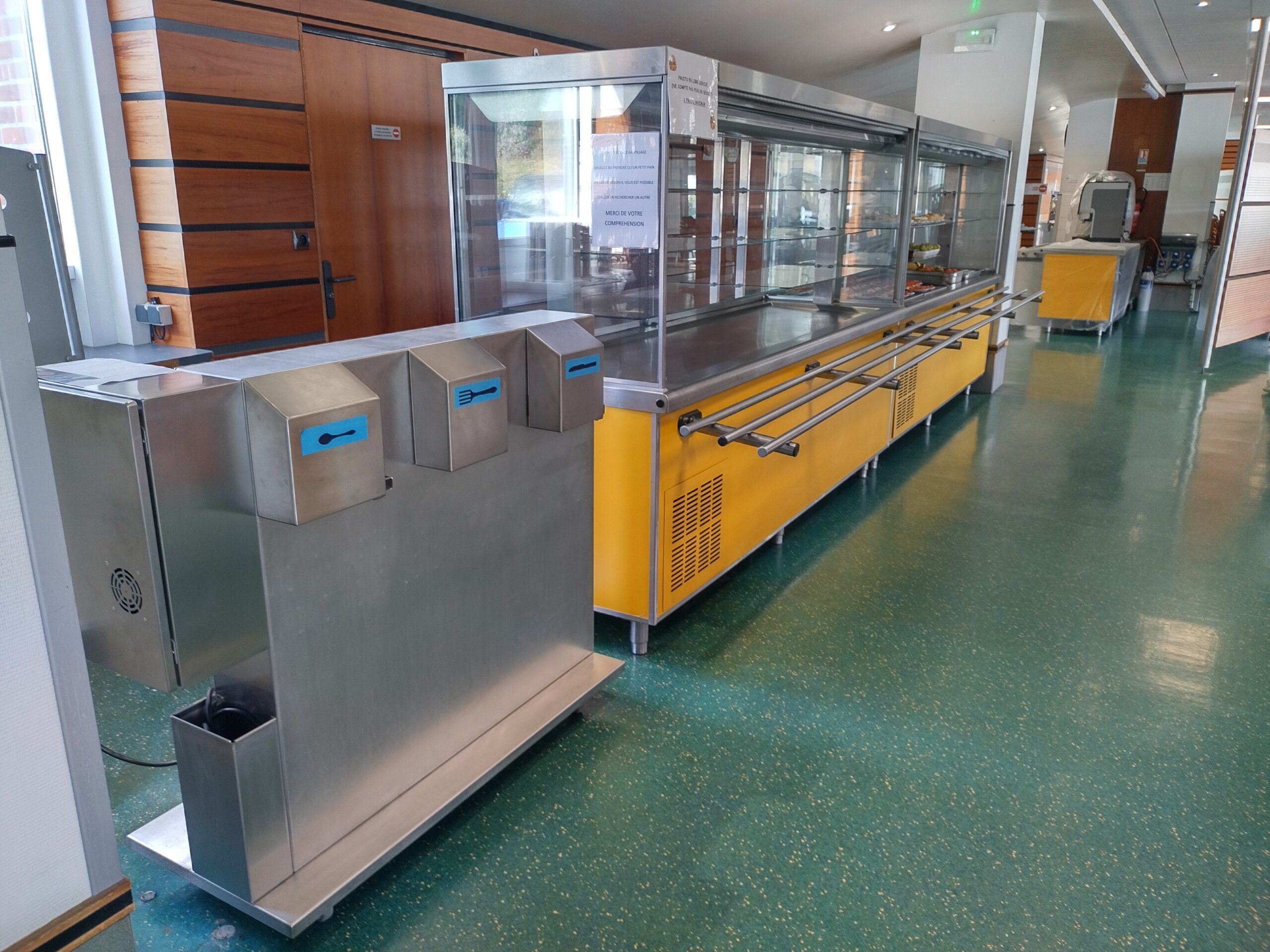 distributeur de couverts en cantine scolaire en service